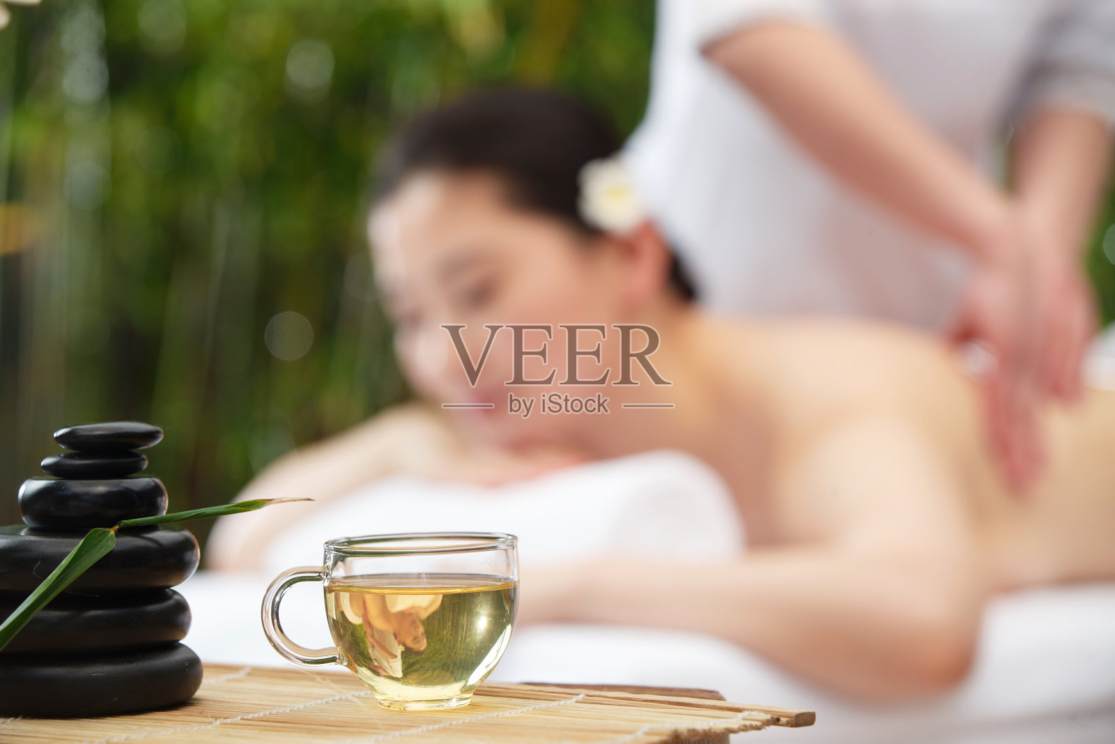 年轻女人在户外做SPA照片摄影图片