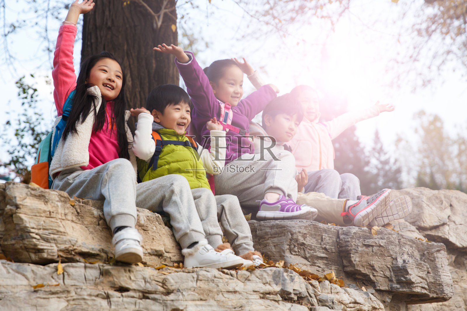可爱的男孩女孩在户外玩耍照片摄影图片