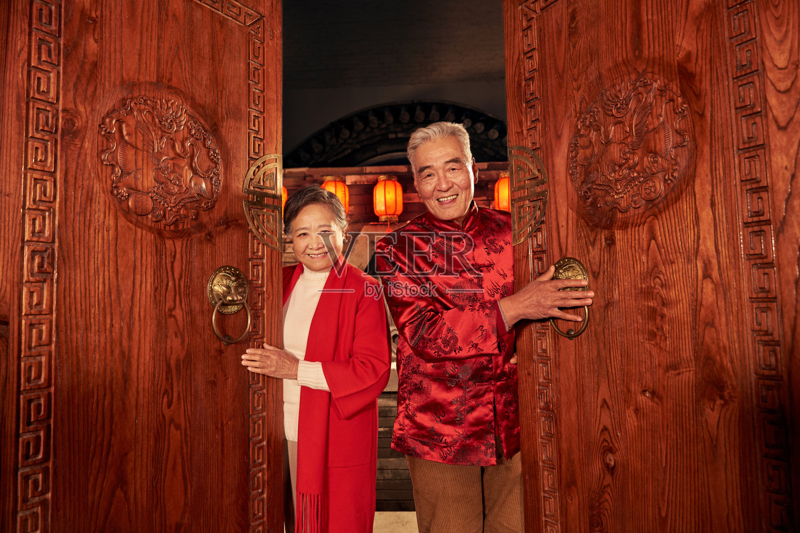 老年夫妇过新年照片摄影图片