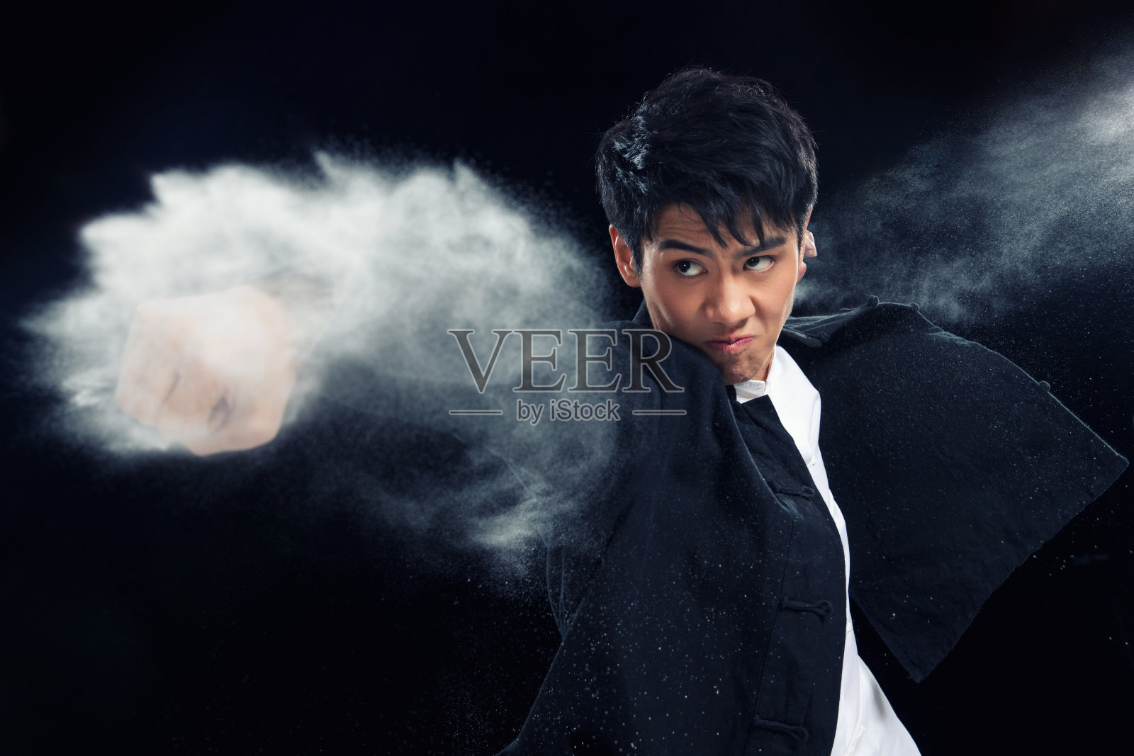 练武术的青年男人照片摄影图片