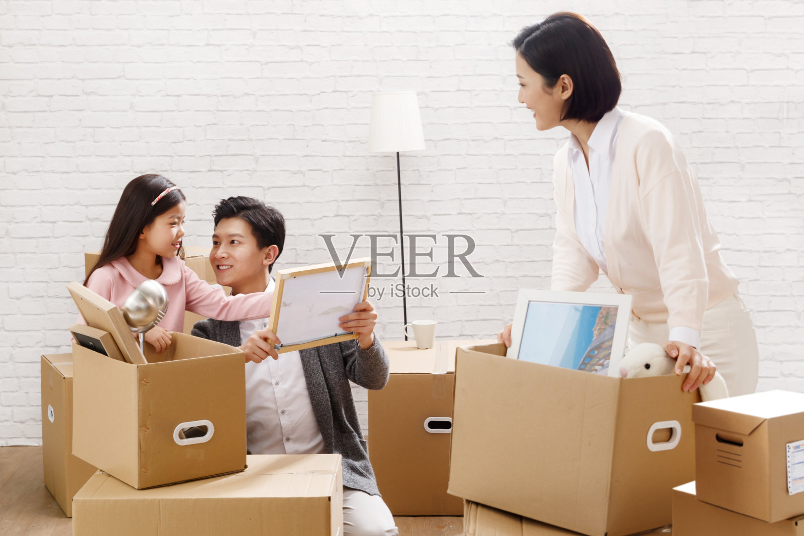 快乐家庭搬新家照片摄影图片