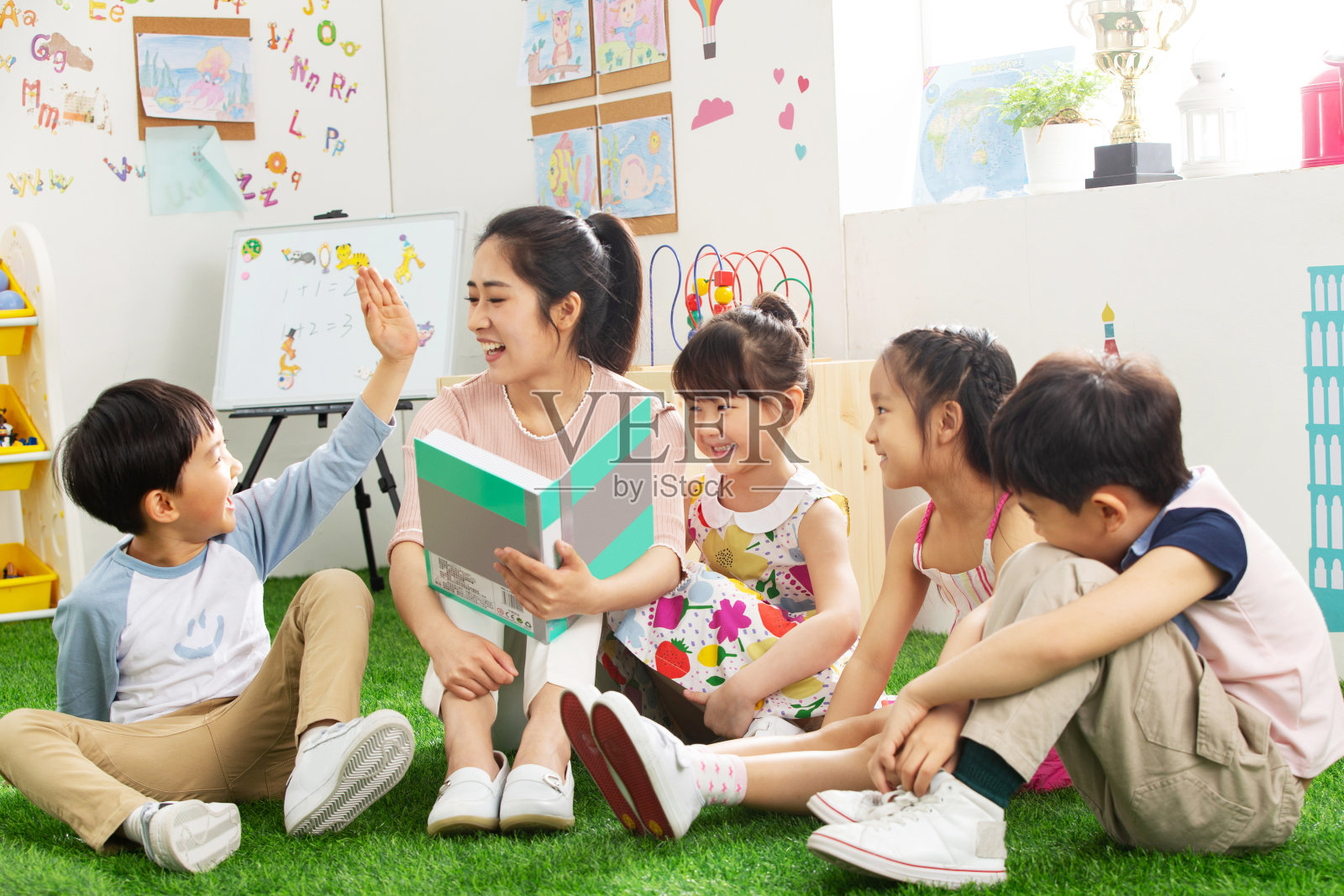 幼儿园老师给小朋友们讲故事照片摄影图片