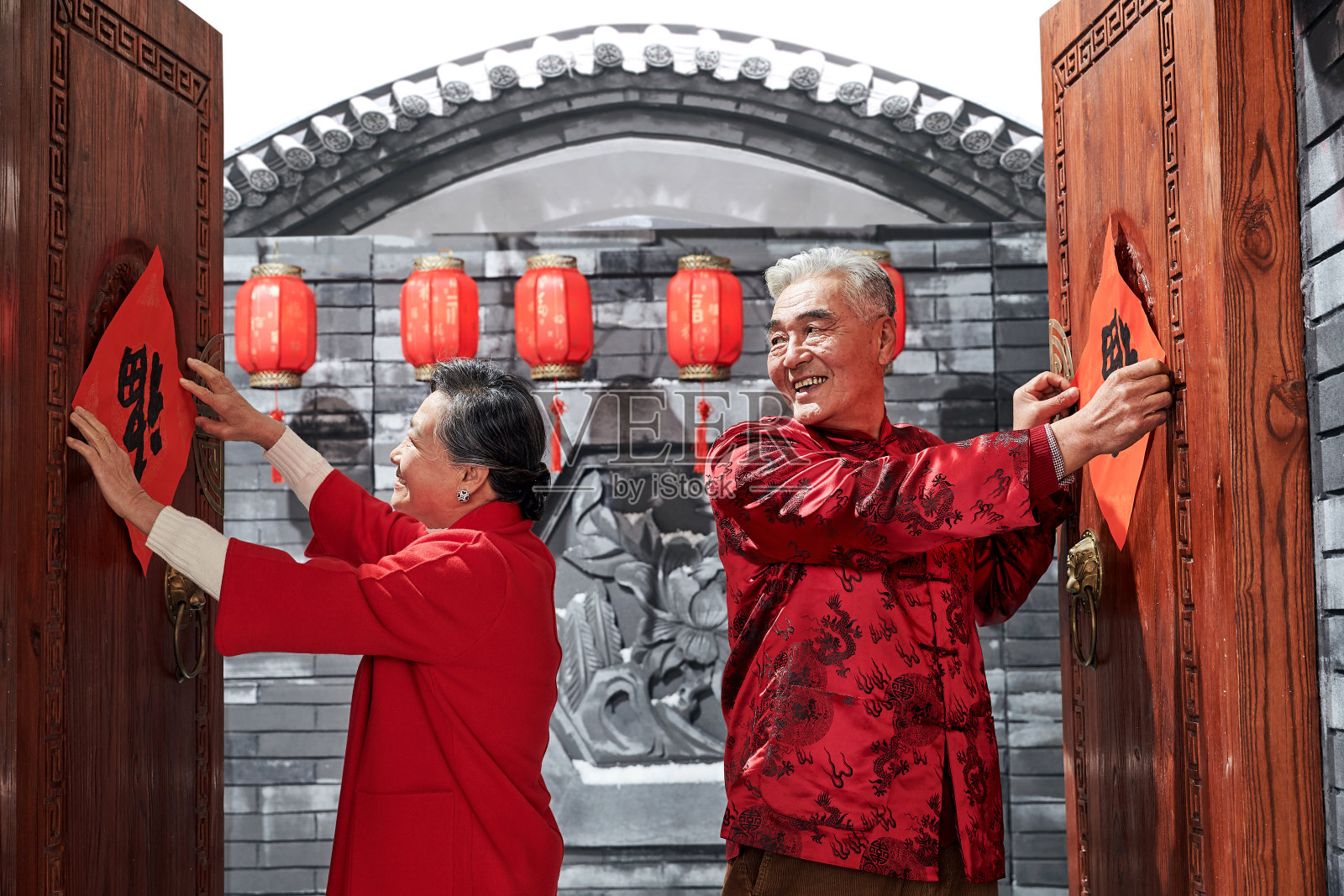 老年夫妇贴福字照片摄影图片