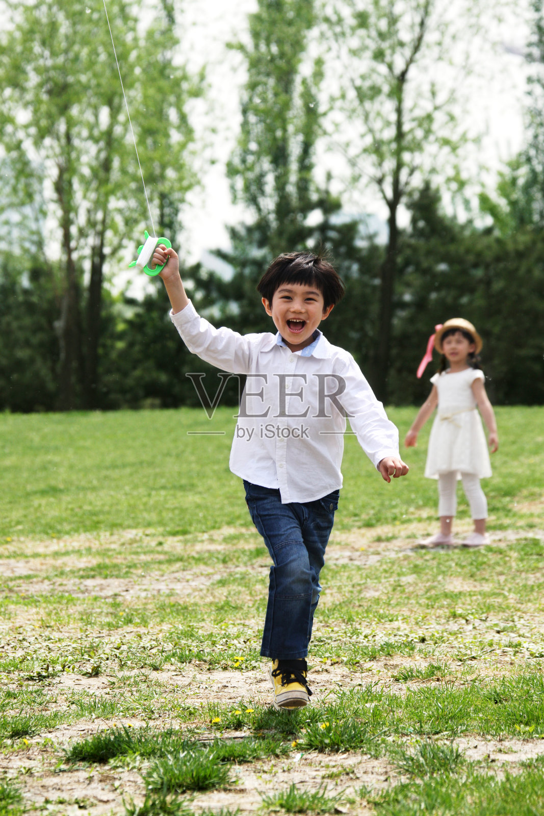 东方儿童在户外玩耍照片摄影图片