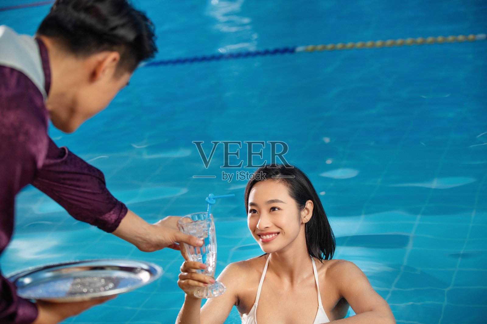 青年女人在游泳池里照片摄影图片