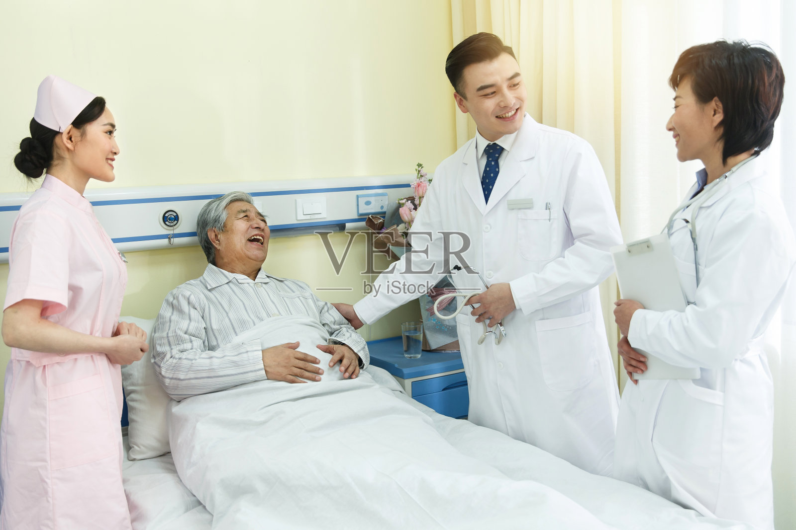 医务工作者和患者在病房里照片摄影图片