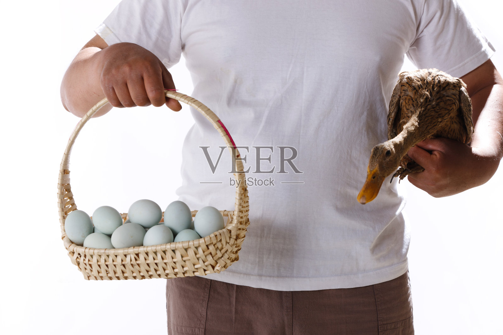 一个农民手拿鸭子和鸭蛋照片摄影图片