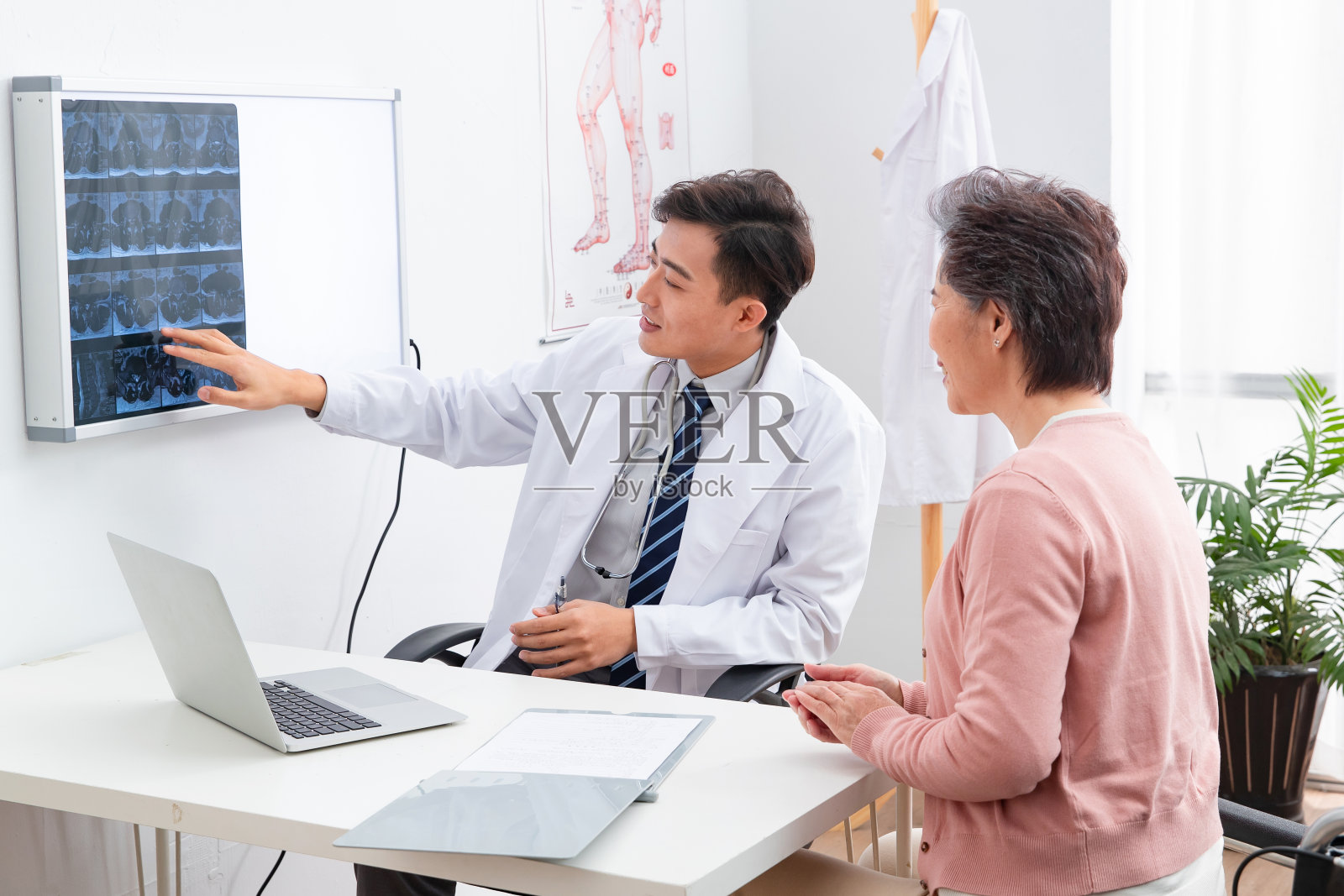 医生和老年患者交谈照片摄影图片