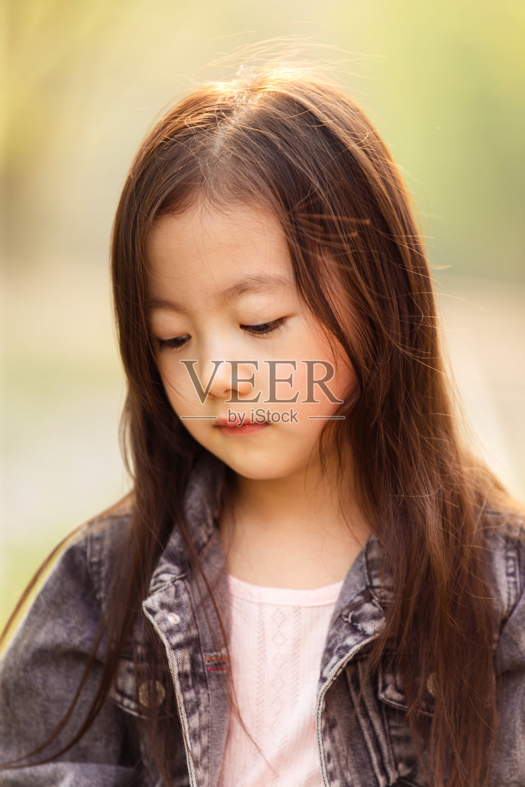 可爱的女孩在户外照片摄影图片