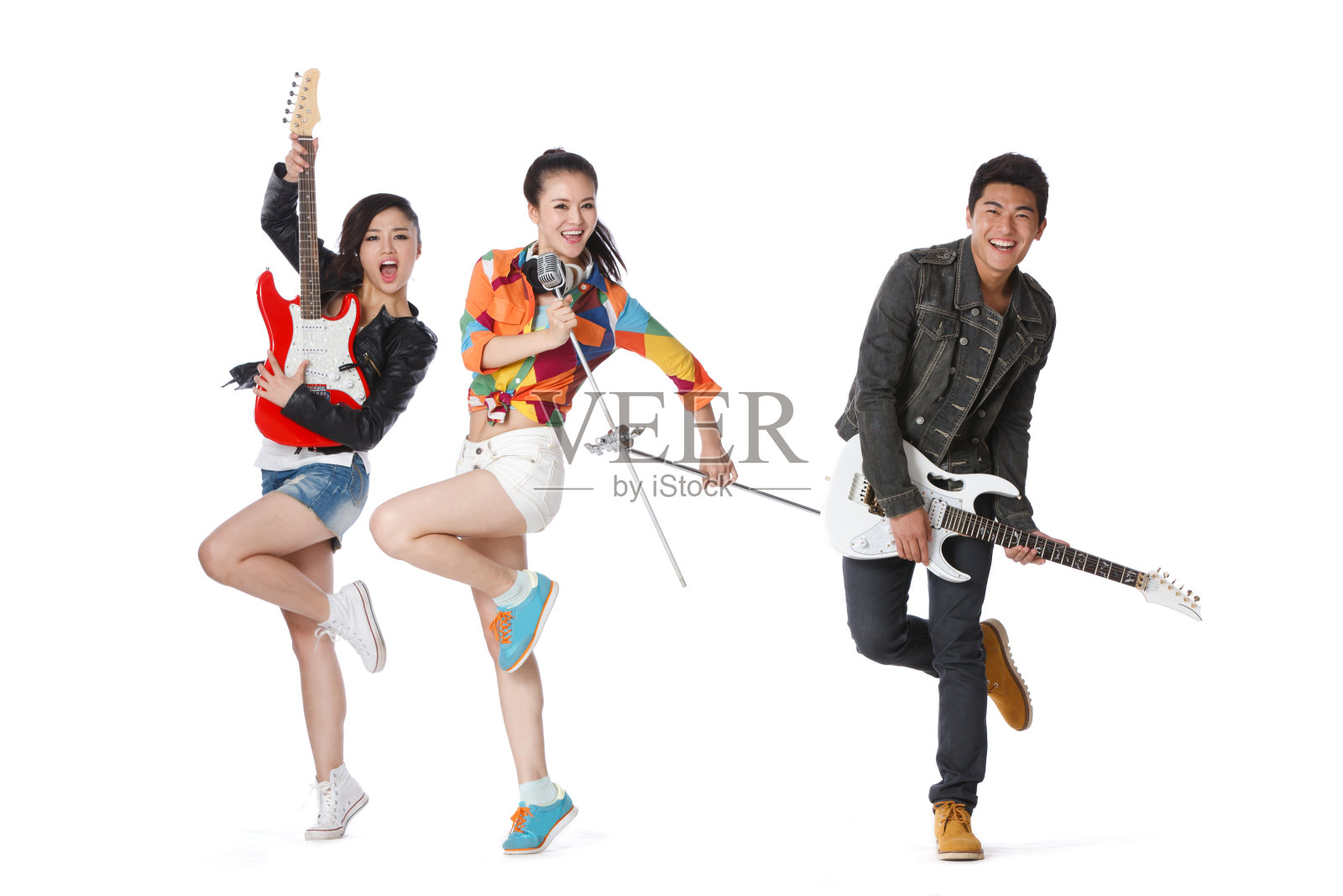 时尚活力的年轻人弹吉他演唱照片摄影图片