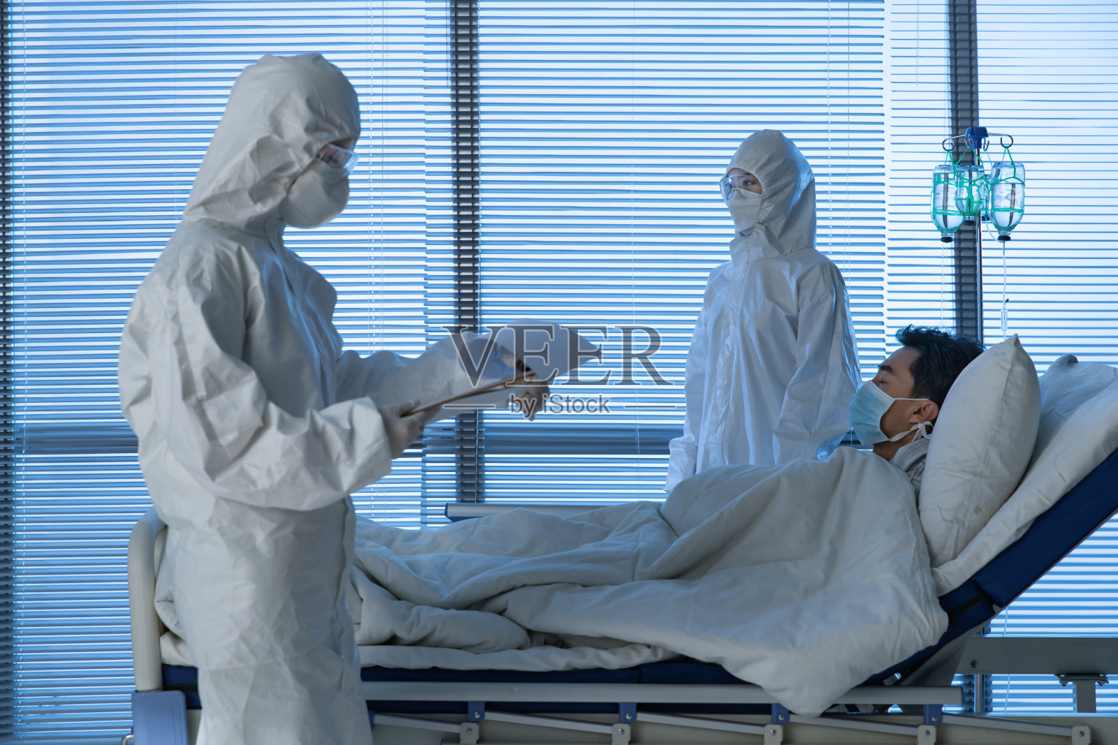 医生在病房里给患者治疗照片摄影图片