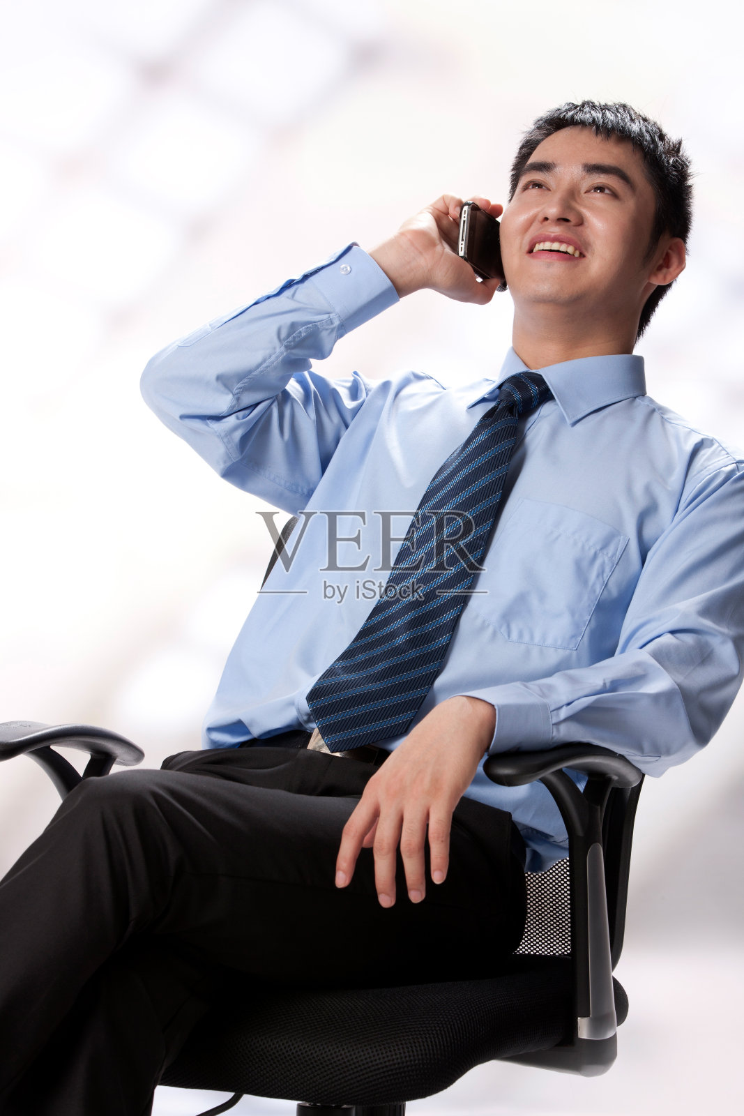 青年商务男士打电话照片摄影图片