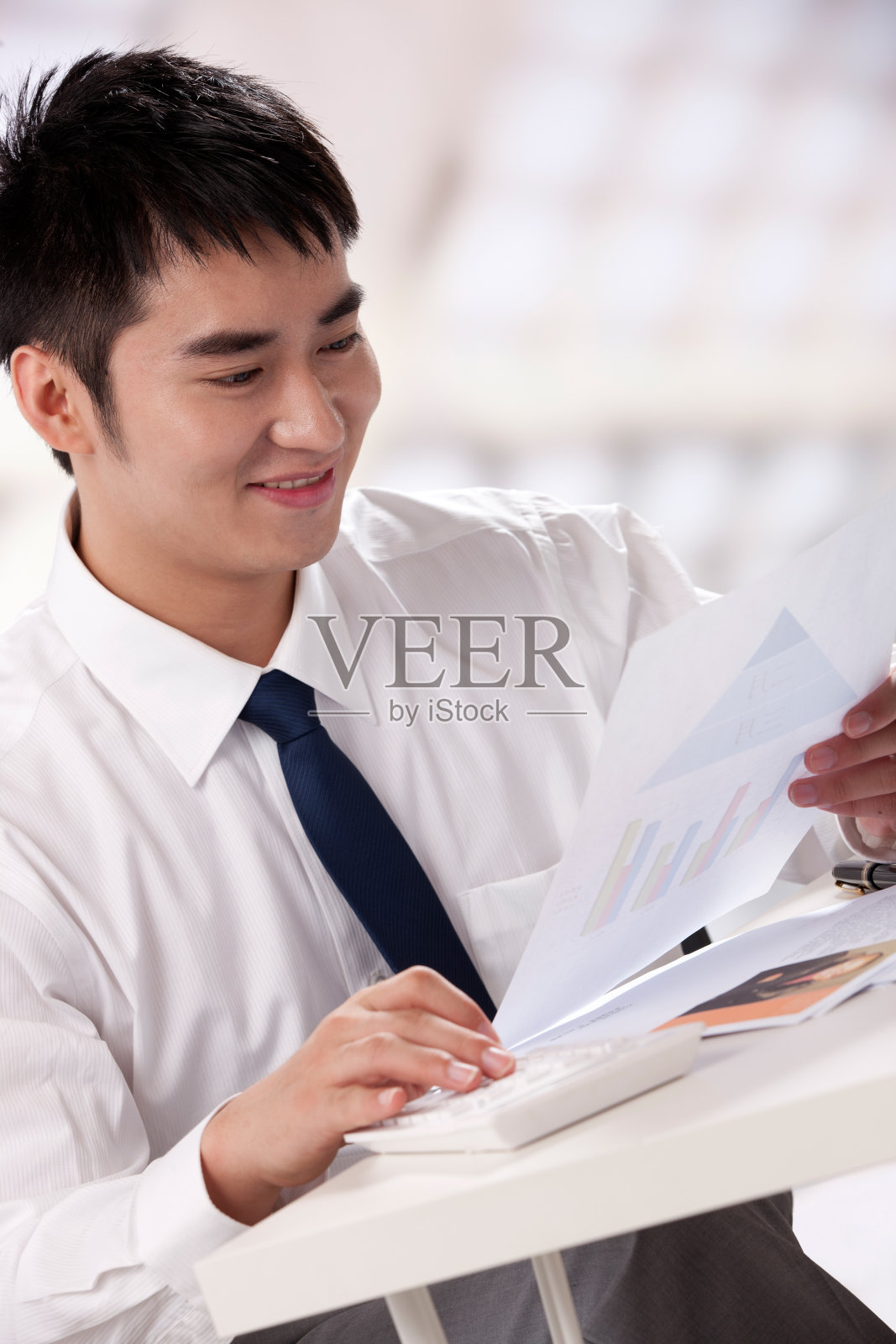 青年商务男士在办公室里工作照片摄影图片