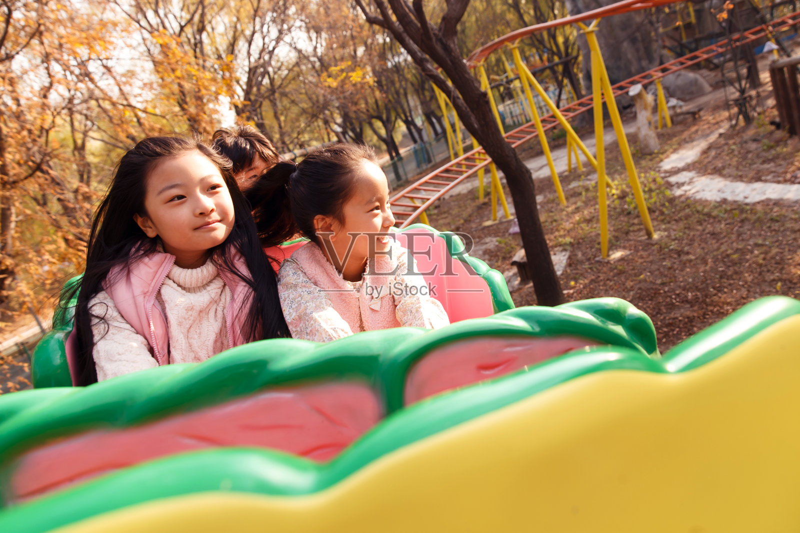 男孩女孩坐过山车照片摄影图片