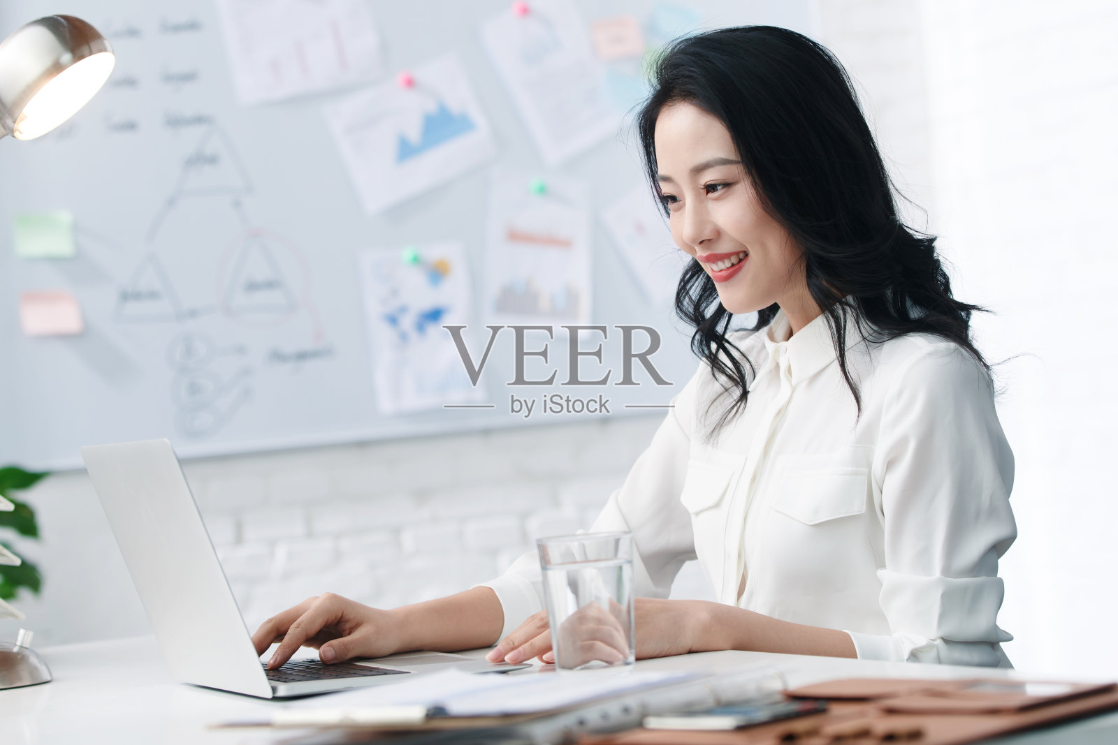 青年商务女人在办公照片摄影图片