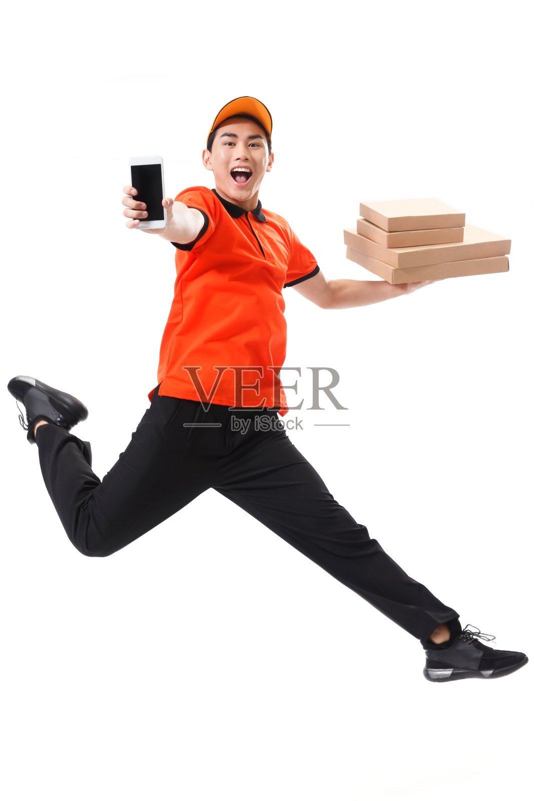 年轻的快递员在送外卖照片摄影图片