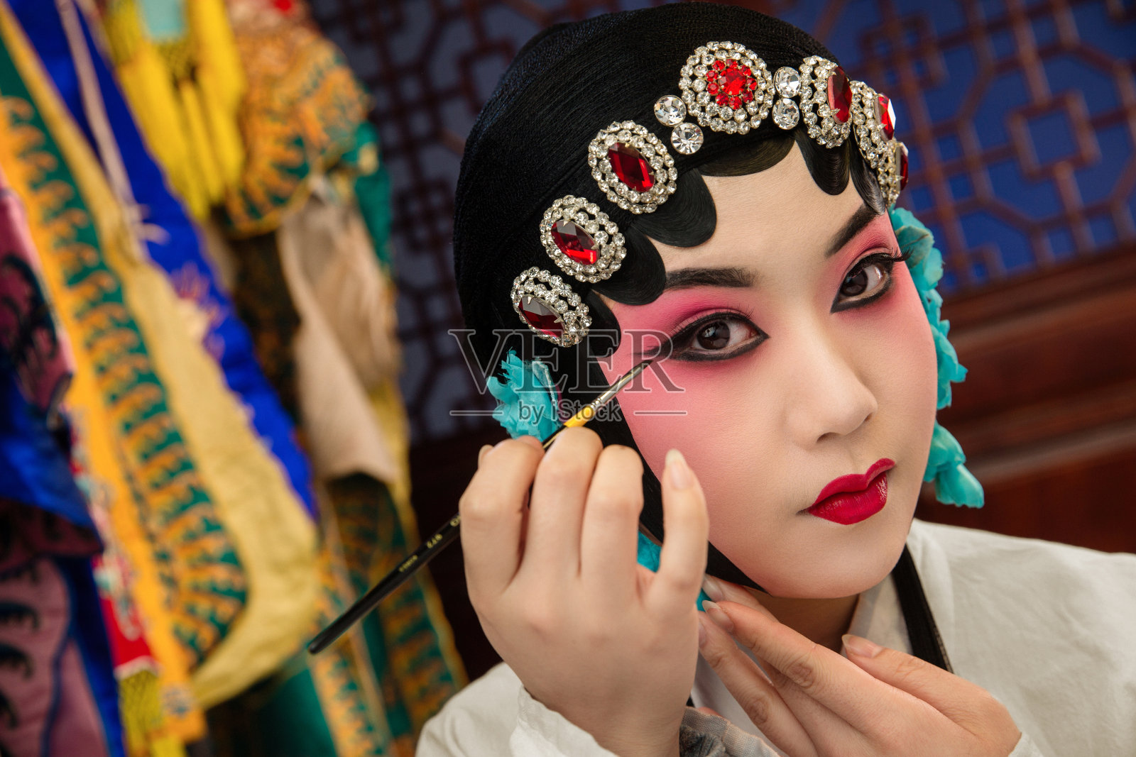 女京剧演员后台化妆照片摄影图片