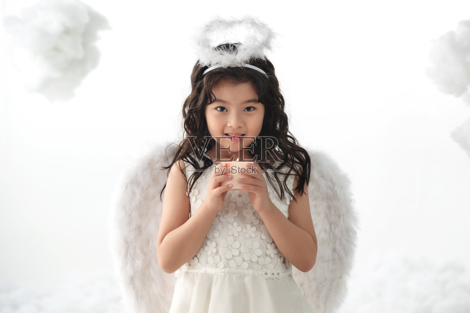 拿着蜡烛的快乐小天使照片摄影图片