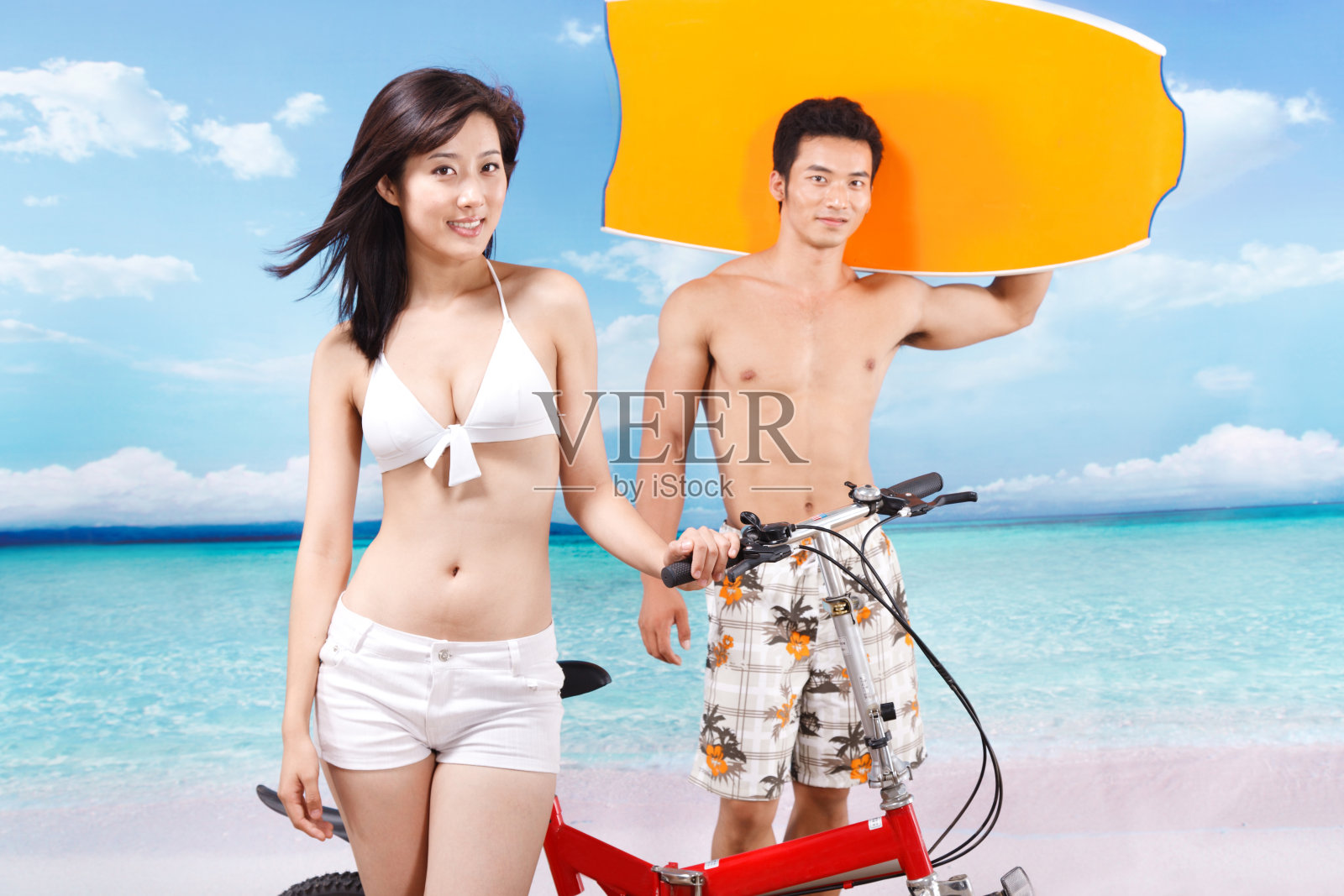 东方情侣海滩休闲生活照片摄影图片