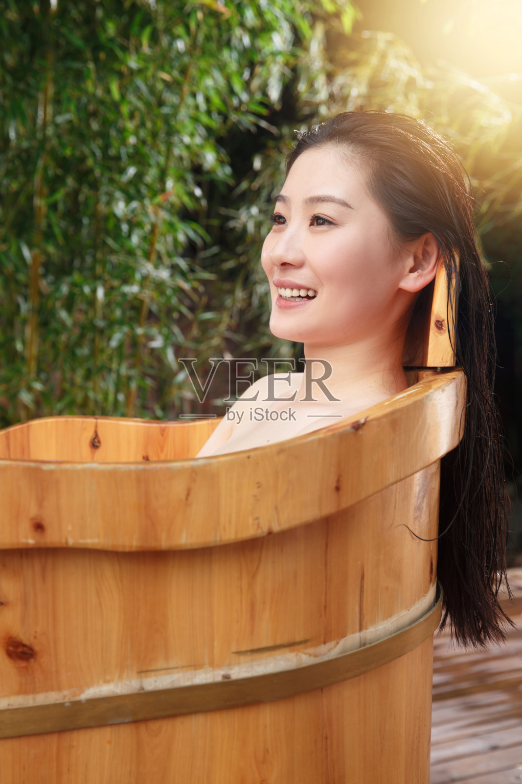 年轻女人在户外洗浴照片摄影图片