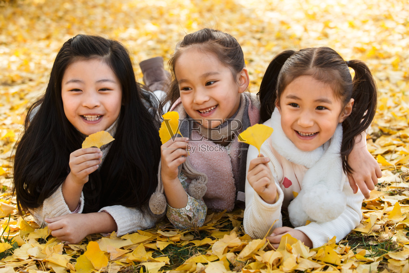 欢乐的小女孩在户外玩耍照片摄影图片