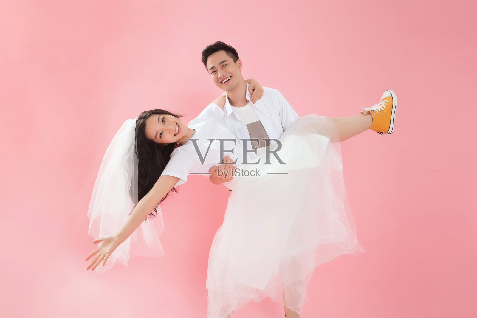 快乐的青年男人抱起女朋友照片摄影图片