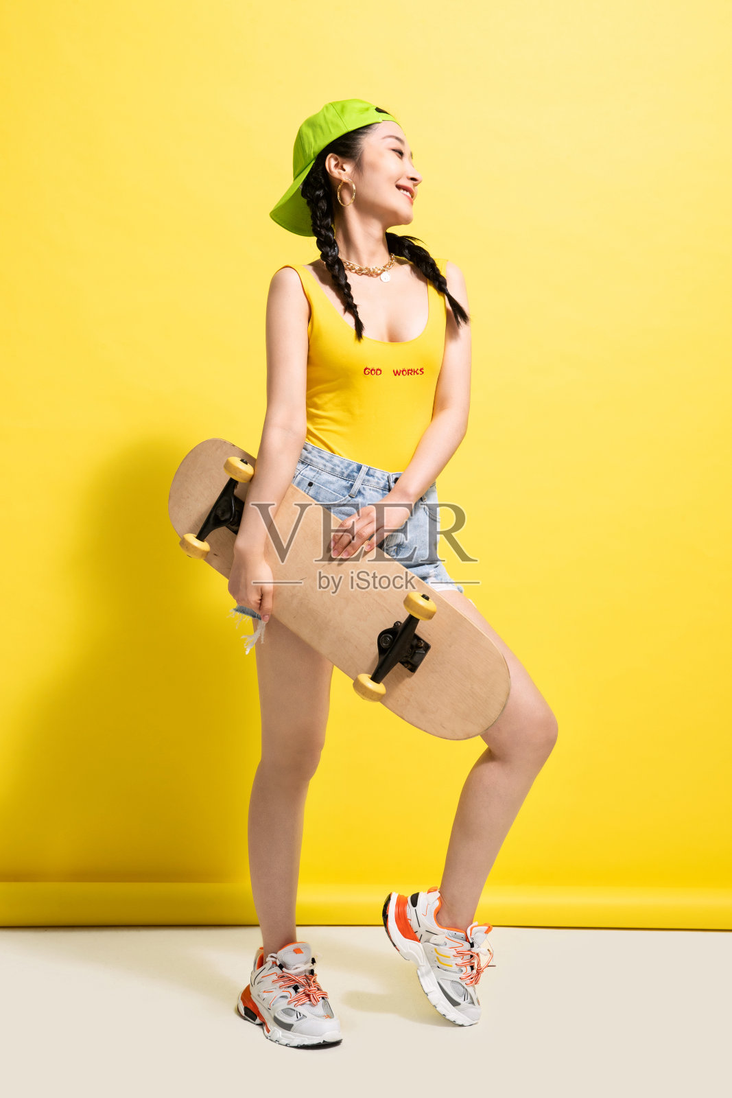 拿着滑板的青年女人照片摄影图片