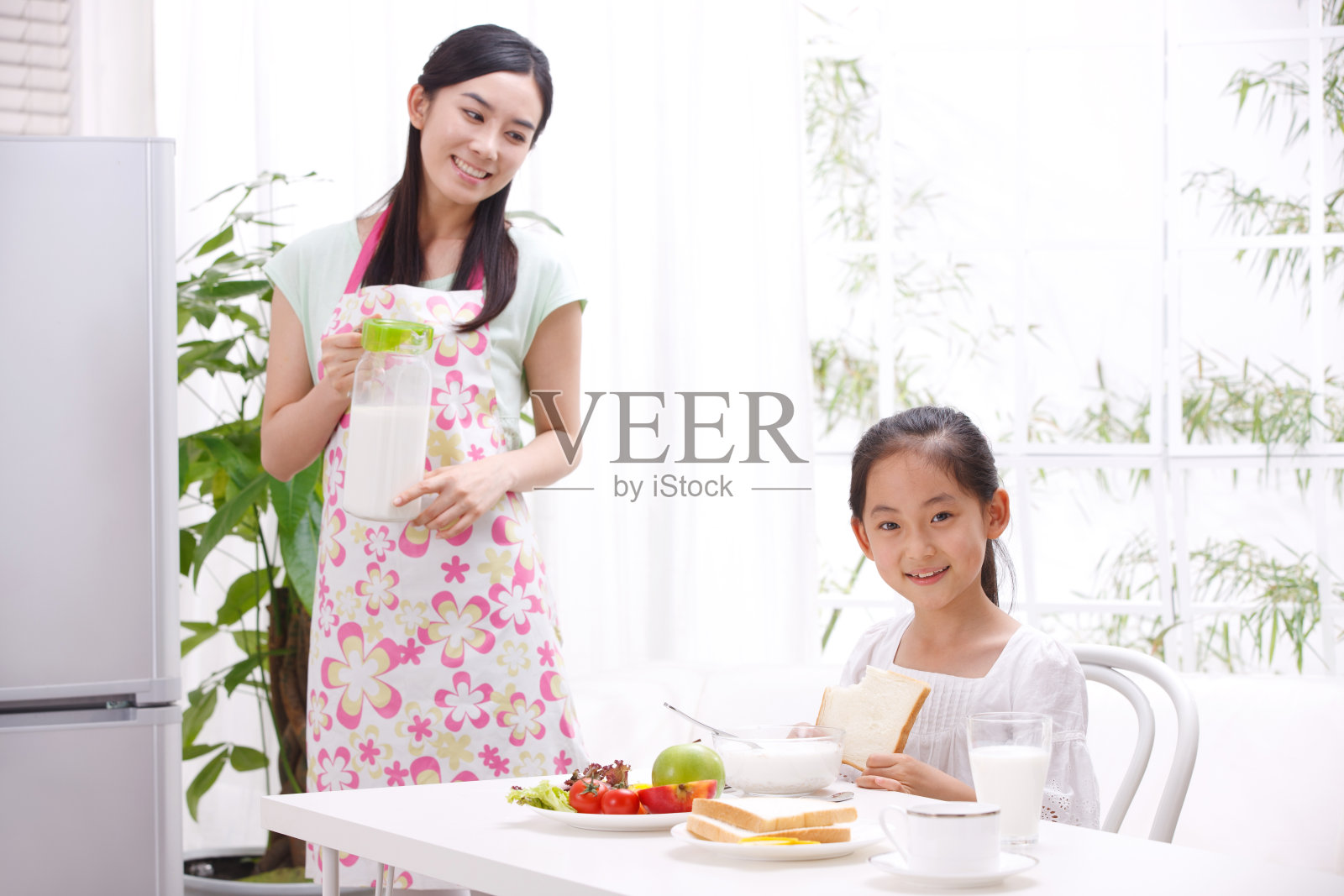 母女在吃早餐照片摄影图片