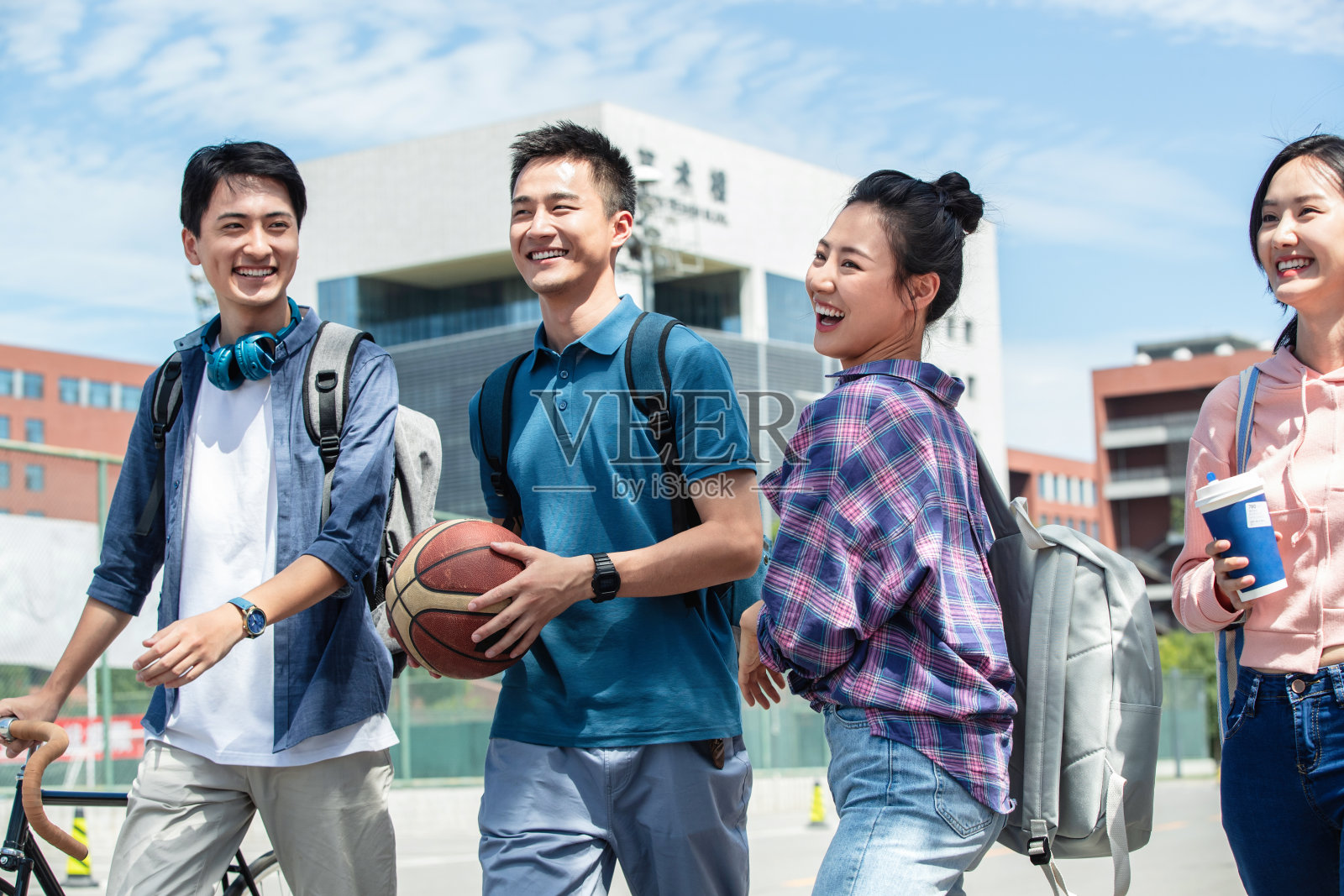 快乐的大学生在校园里步行照片摄影图片