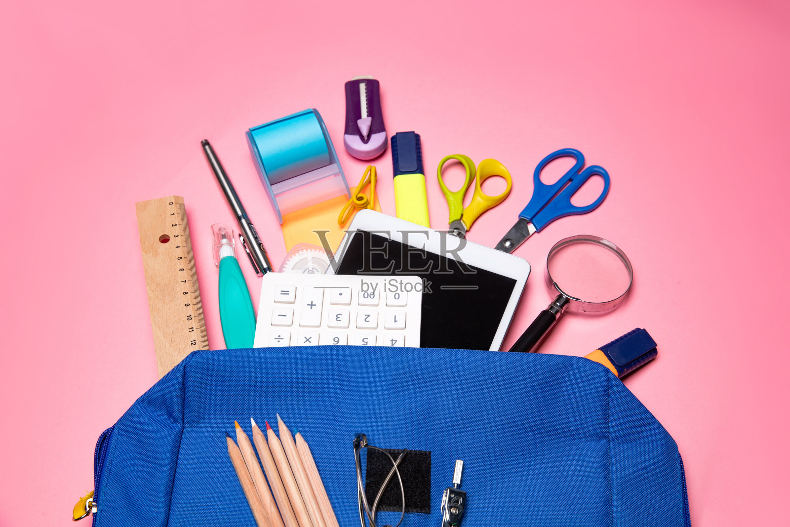 书包里的学习用品照片摄影图片