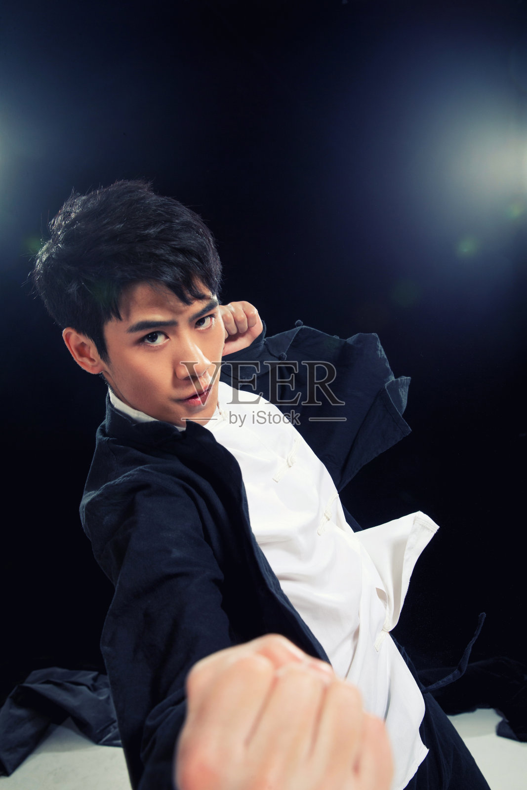 练武术的青年男人照片摄影图片