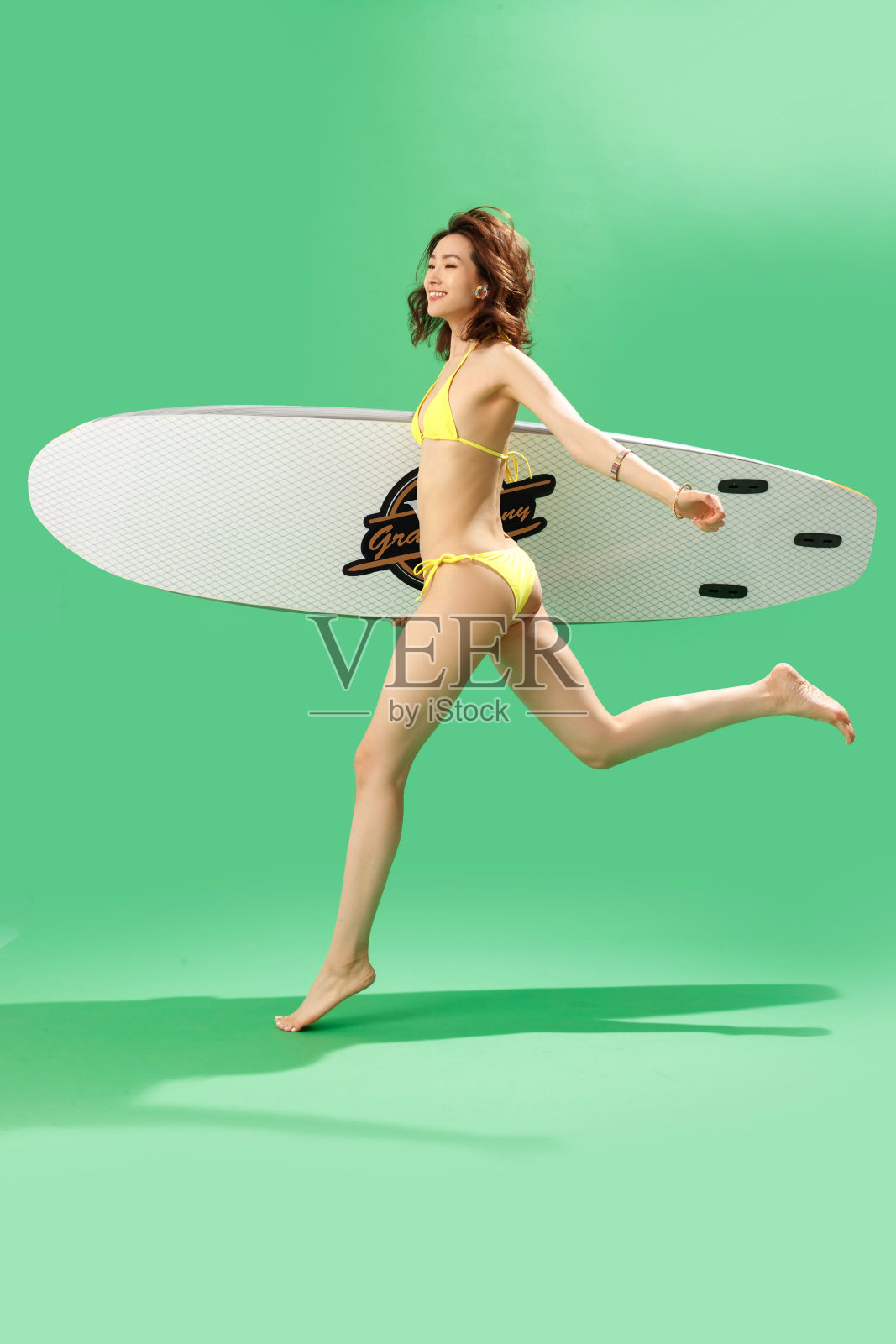 穿比基尼的美女抱着冲浪板照片摄影图片