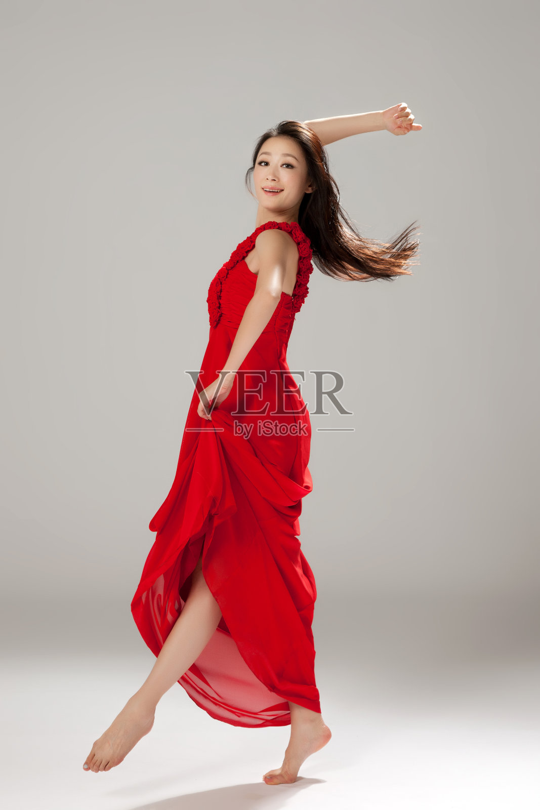 青年女人跳舞照片摄影图片