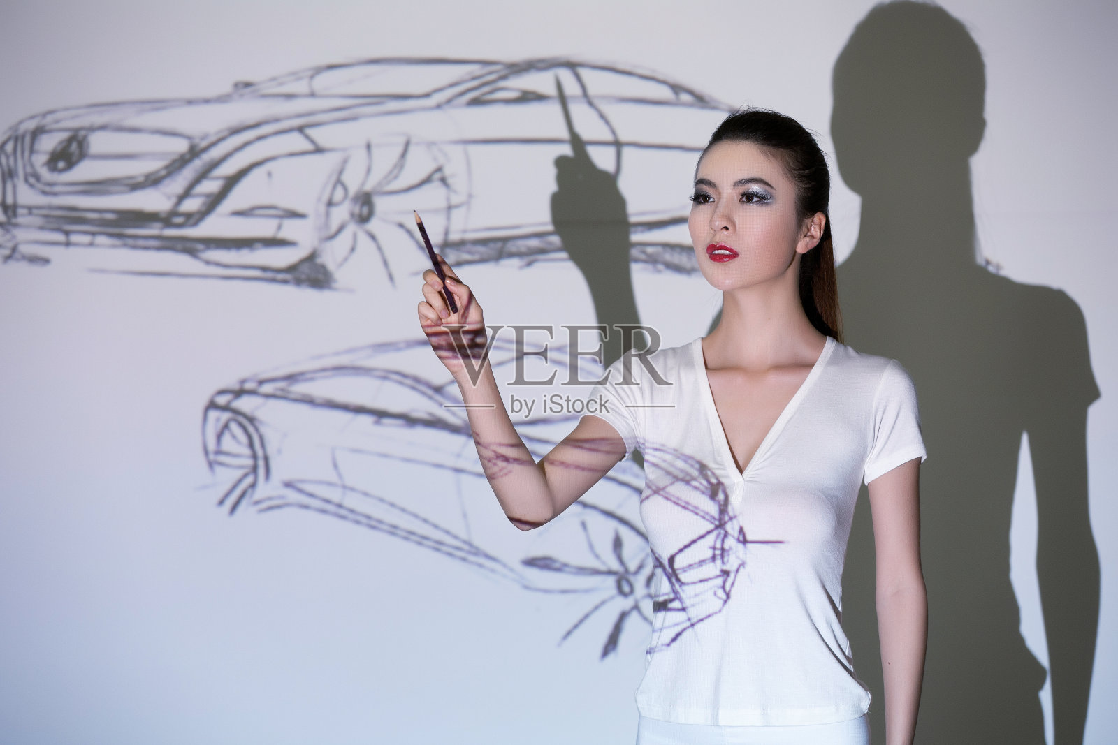 投影下的年轻女人照片摄影图片