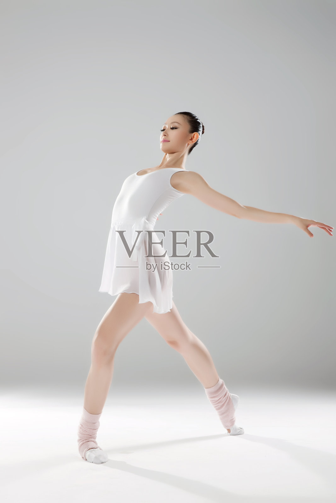 青年女人跳舞照片摄影图片