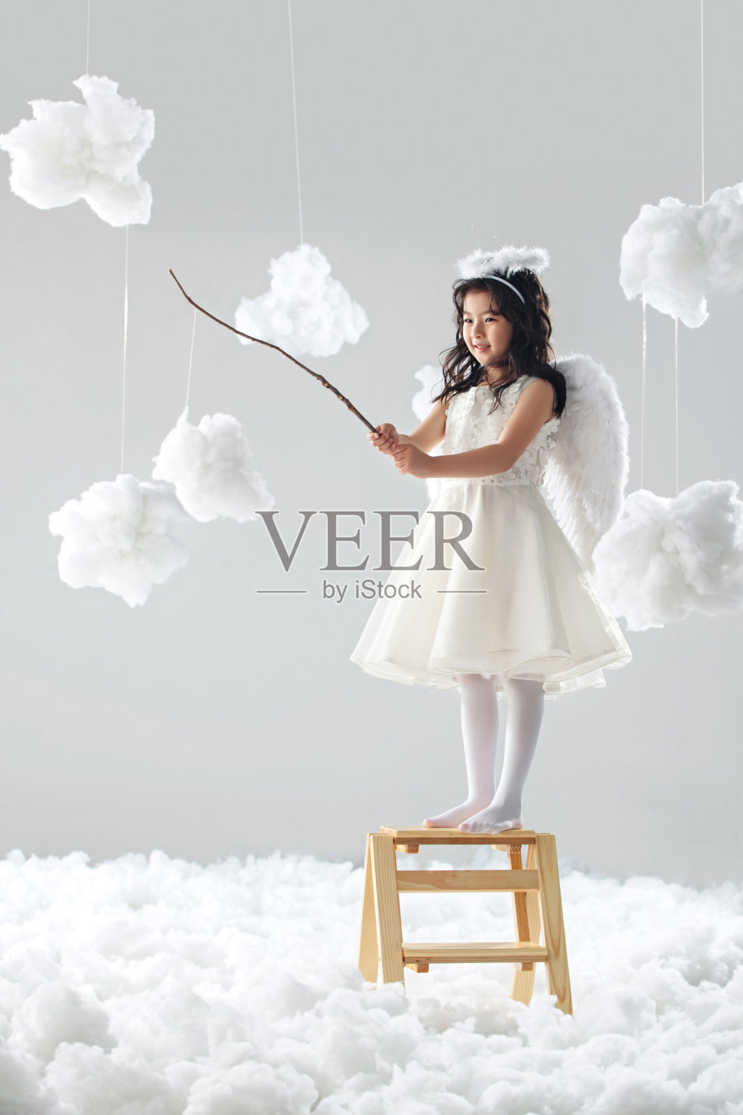 站着梯子上的快乐小女孩照片摄影图片