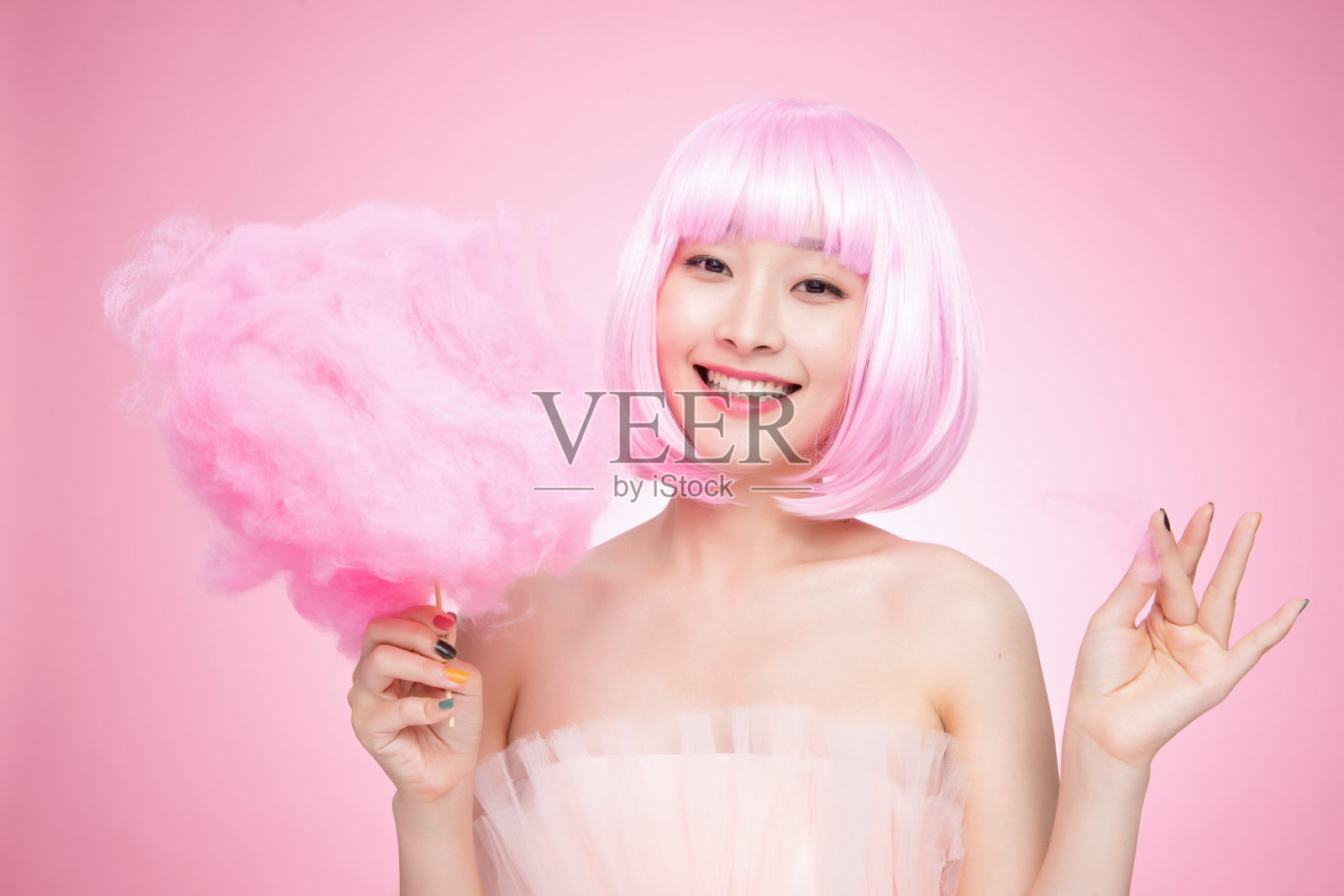 拿着粉色棉花糖的时尚年轻女孩照片摄影图片