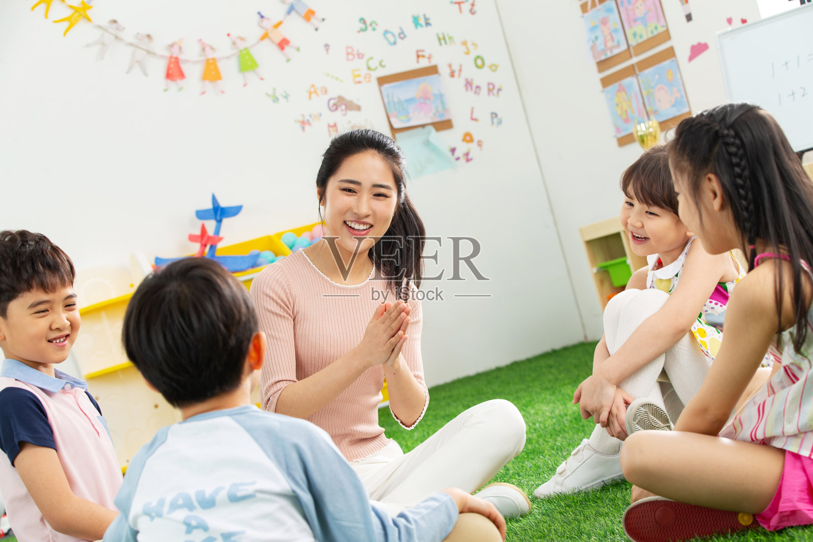 幼儿园老师和小朋友们照片摄影图片