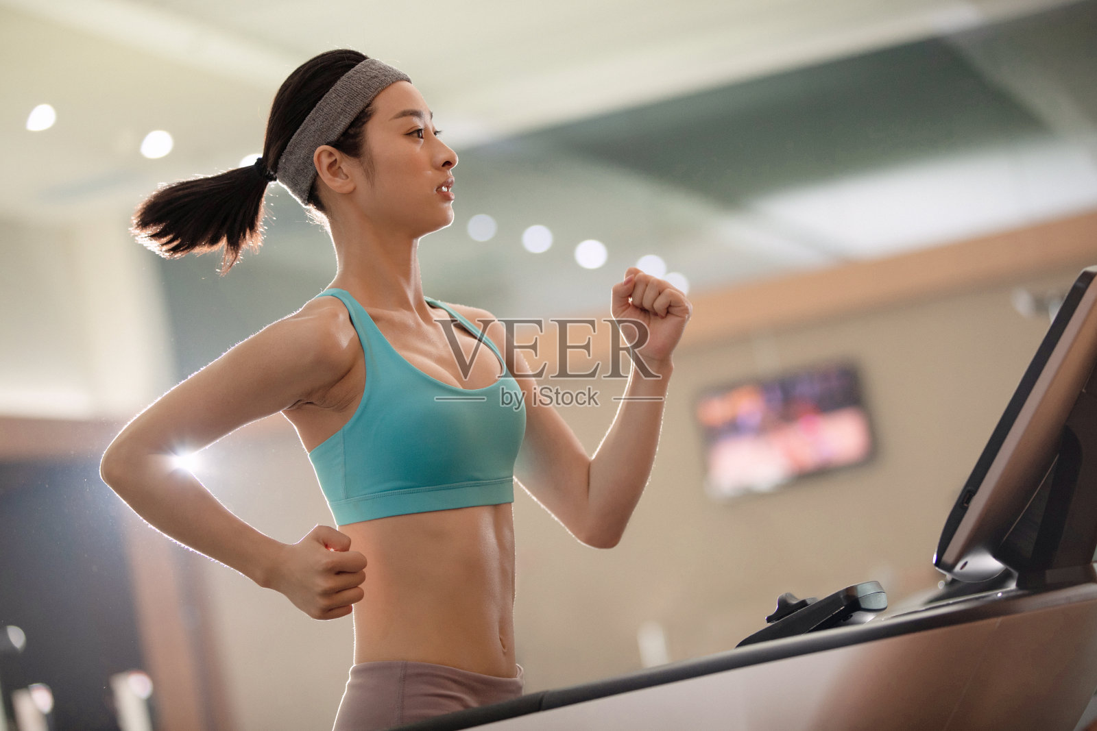 青年女人在健身房照片摄影图片