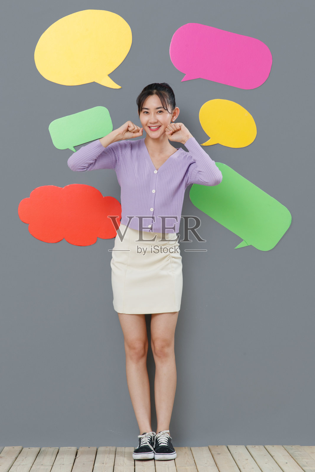 站在对话框前面的快乐女孩照片摄影图片