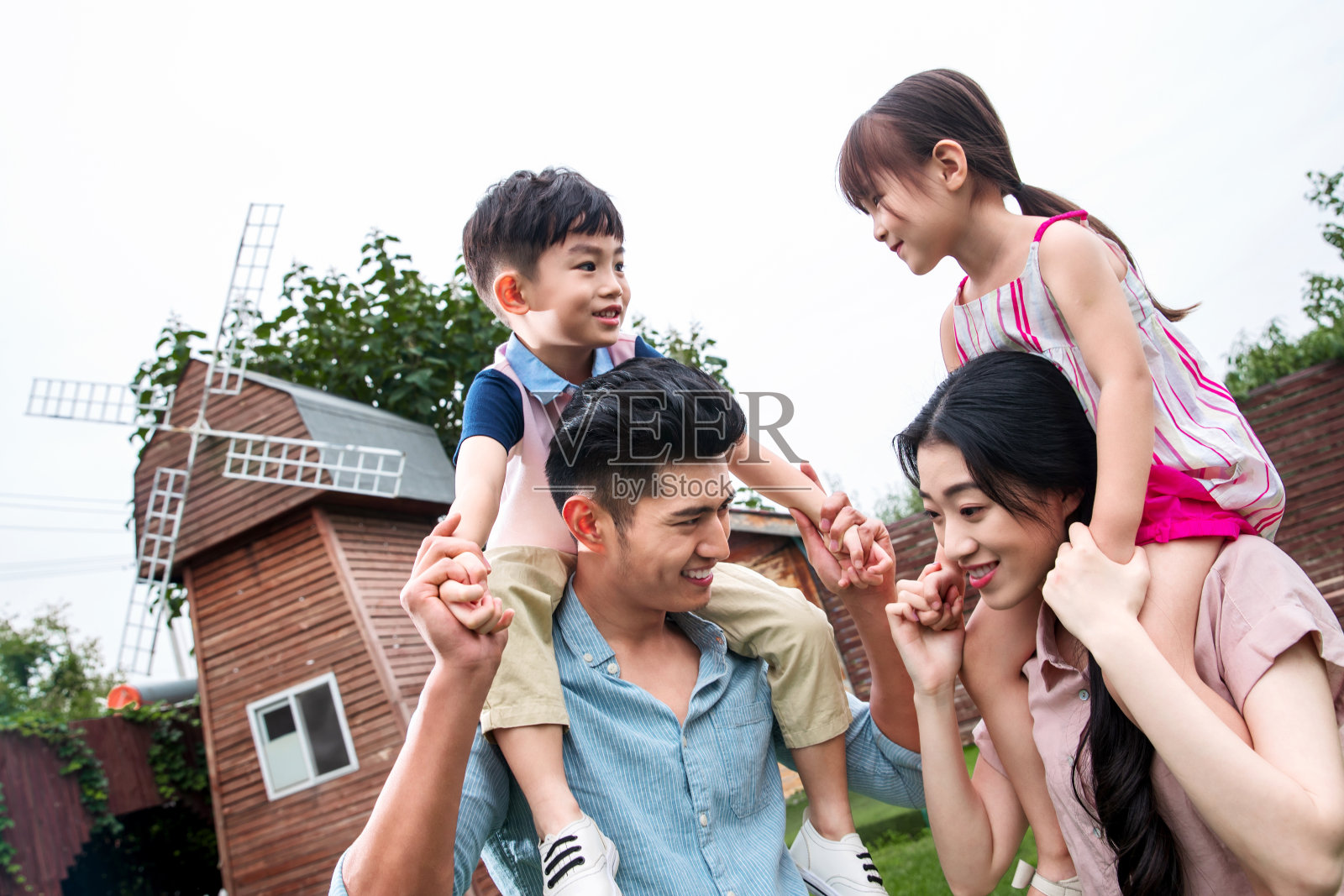 快乐的一家四口照片摄影图片
