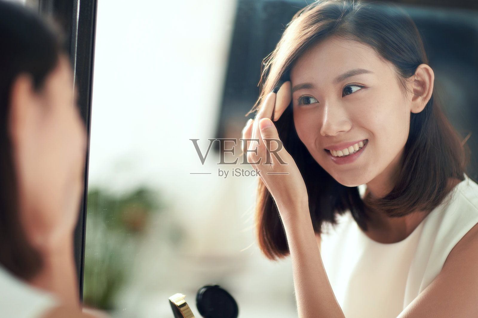 年轻美女扑粉化妆照片摄影图片