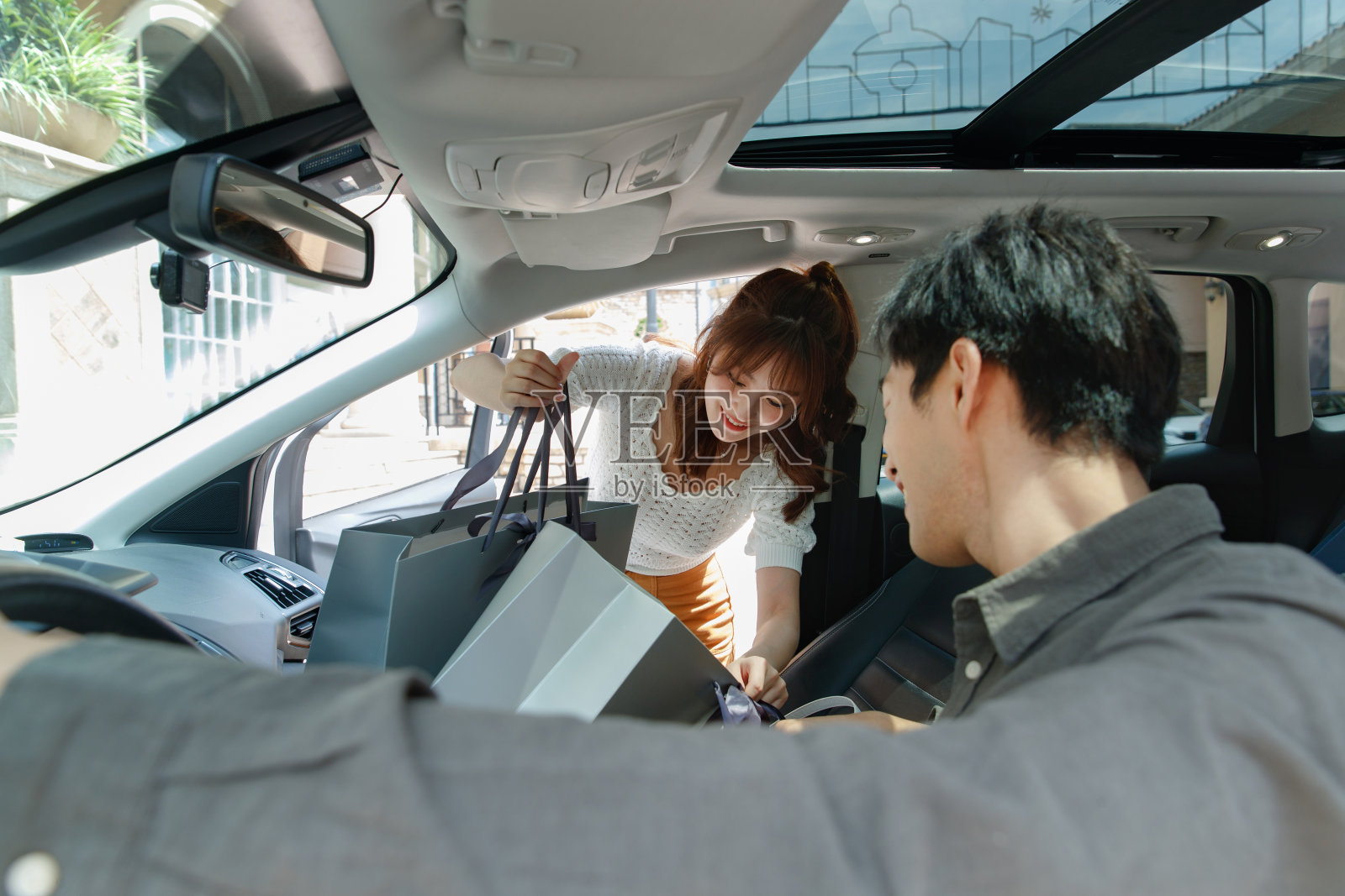 开车购物的幸福情侣照片摄影图片