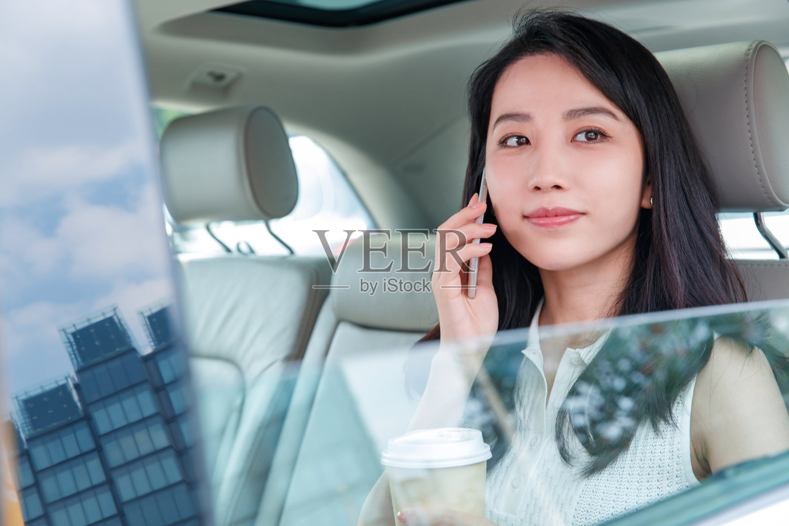 商务女性坐在汽车里打电话照片摄影图片
