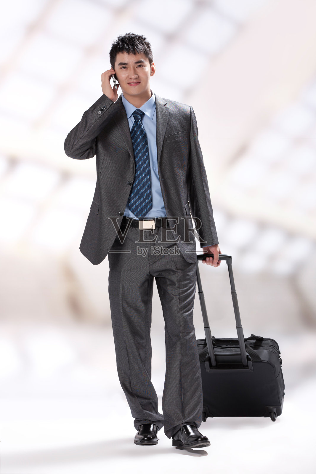 青年商务男士打电话照片摄影图片