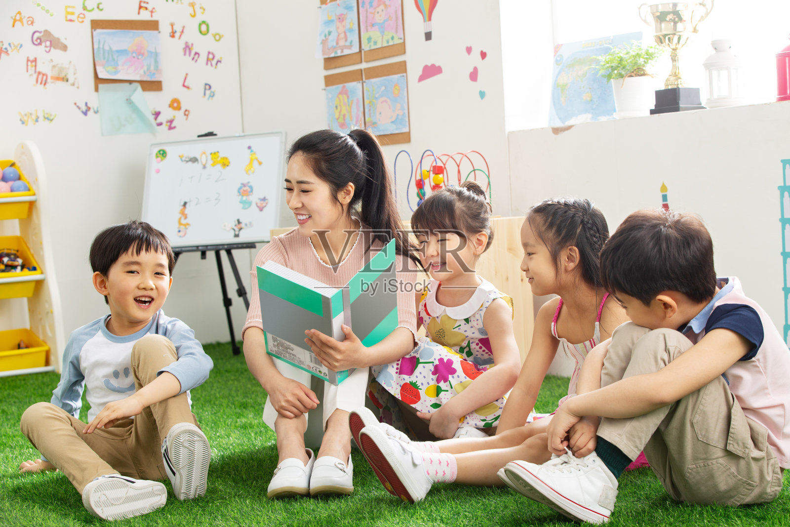 幼儿园老师给小朋友们讲故事照片摄影图片