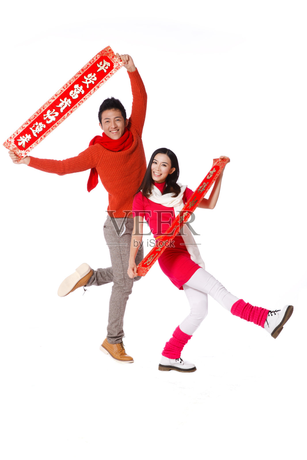 青年男女拿对联恭贺新年照片摄影图片