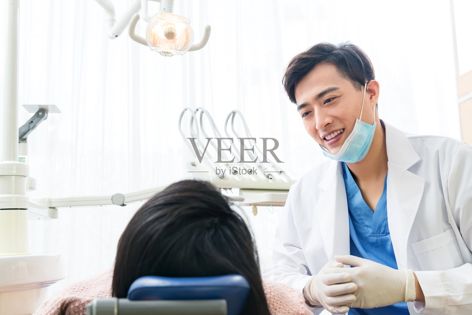 牙医给青年女患者治疗照片摄影图片