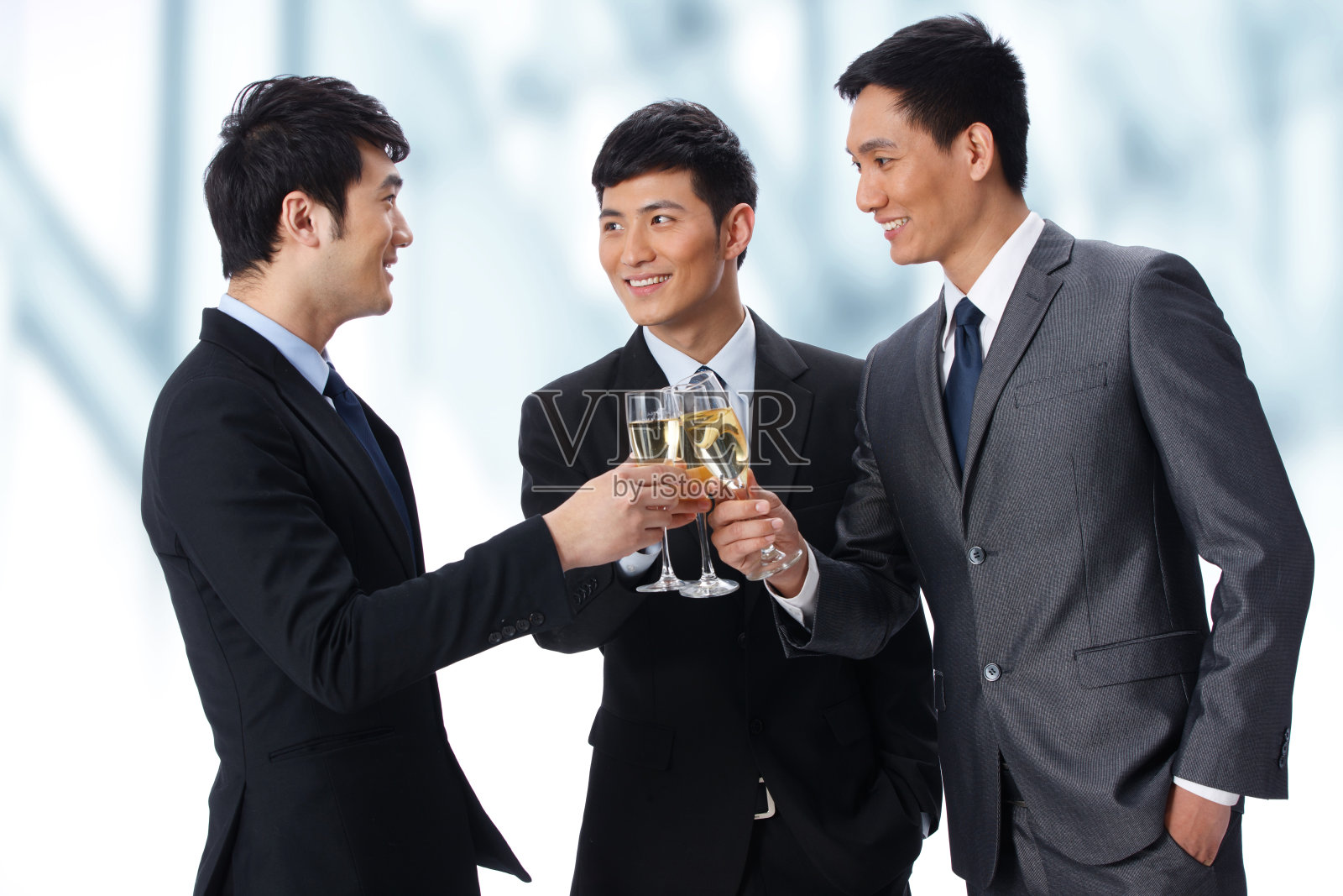 东方商务人士举杯庆祝照片摄影图片