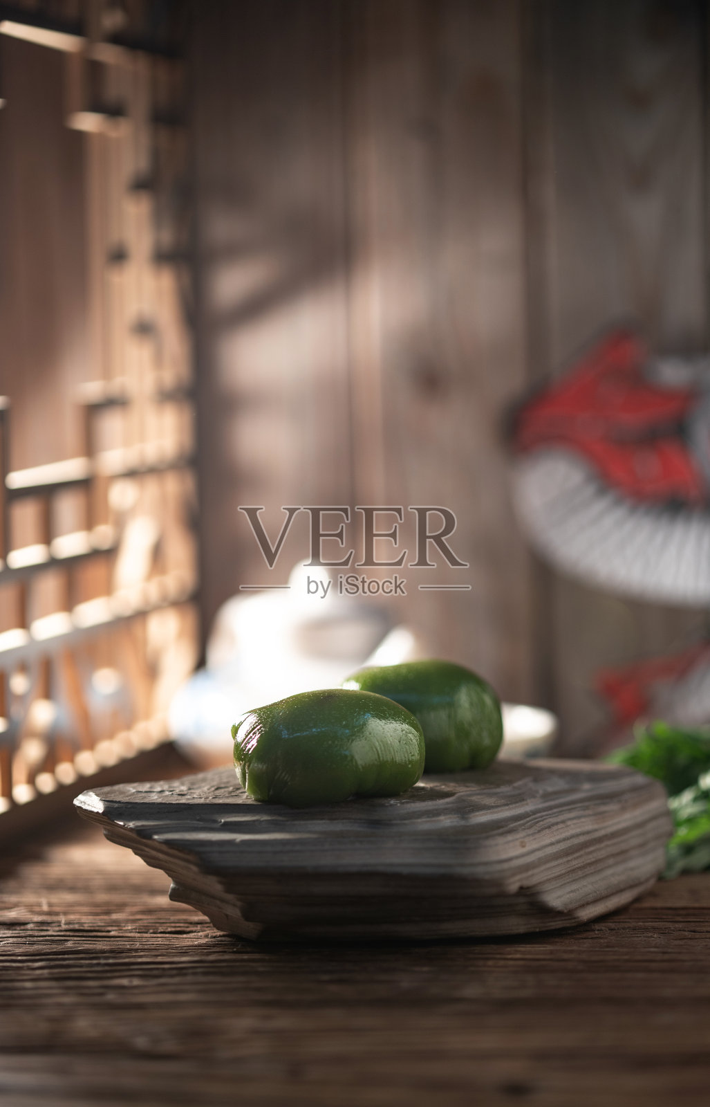 古典式屋内木桌上岩石盘里的青团照片摄影图片